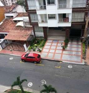 La demarcación se hizo entre dos señales de que prohíben estacionar. - Suministrada /GENTE DE CABECERA