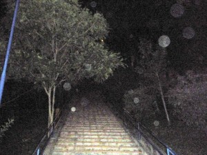 Las escaleras también permanecen oscuras.