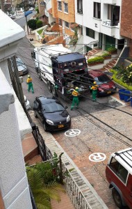 Esta es solo una de las imágenes diarias que se producen en La Floresta por culpa de los carros mal estacionados. - Suministrada /GENTE DE CABECERA