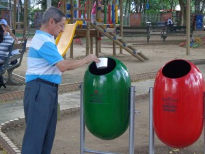 Las canecas permiten clasificar el material de reciclaje con el ordinario. - Suministrada /GENTE DE CABECERA