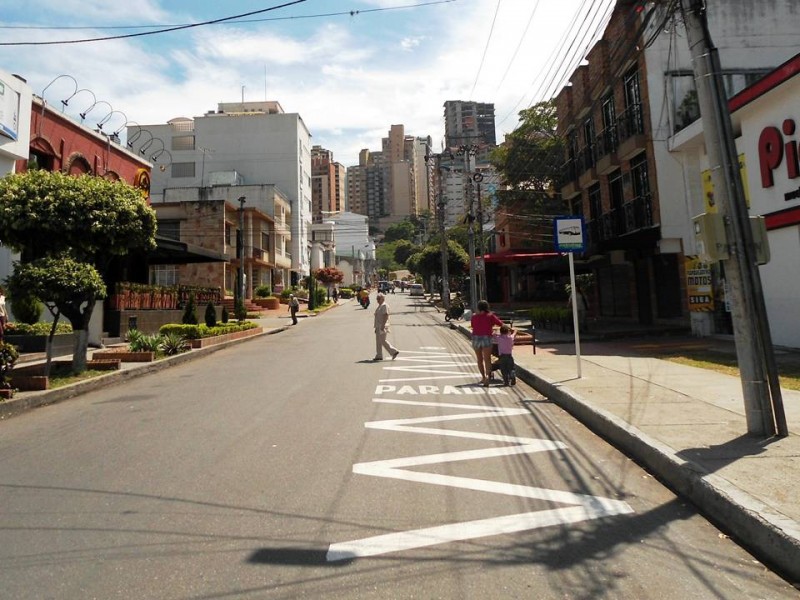 Desde la carrera 33, la calle 48 se ve amplia con andenes anchos. 