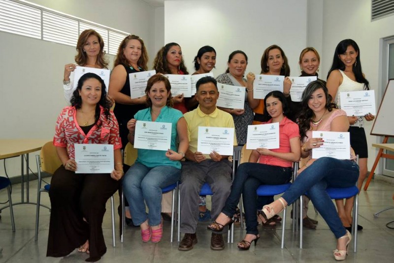 De pie: Sandra Marisol Goenaga Arévalo, Estrella Rodríguez Pereira, Cilania Magdalena Fonseca Bolívar, Luisa Fernanda Suárez Pulido, Claudia  Ximena Cediel Serrano, Zulma Consuelo Estévez Muñoz, Leydy Alexandra Coronel Bonza y Digna Luz Quintero Arévalo. Sentados: Liliana Samira Anaya Tafur, Lina Maritza Rueda Durán, Gilberto Camargo Amorocho, Claudia Marcela Triana Rodríguez y Eliana María Gómez Herreño. - Suministrada / GENTE DE CABECERA