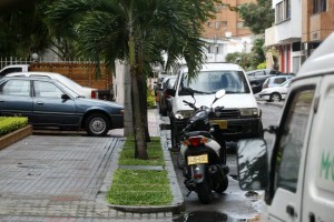 En la carrera 39A se observan motos y vehículos sobre los andenes y sobre la vía. - César Flórez / GENTE DE CABECERA