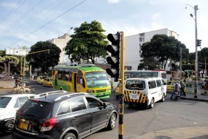 Este semáforo de la carrera 33 que da paso hacia la calle 36 estuvo apagado casi dos semanas. - Javier Gutiérrez / GENTE DE CABECERA