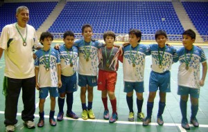 El equipo conformado por el docente Henry Carreño y los estudiantes Robert Parra, Mauricio Cediel, Daniel Chávez, Daniel Contreras, Esteban Velasco, Johapson Cetina y Víctor Cuellar (además de Felipe Carreño y Camilo Quintero que no están en esta foto). - Suministrada / GENTE DE CABECERA