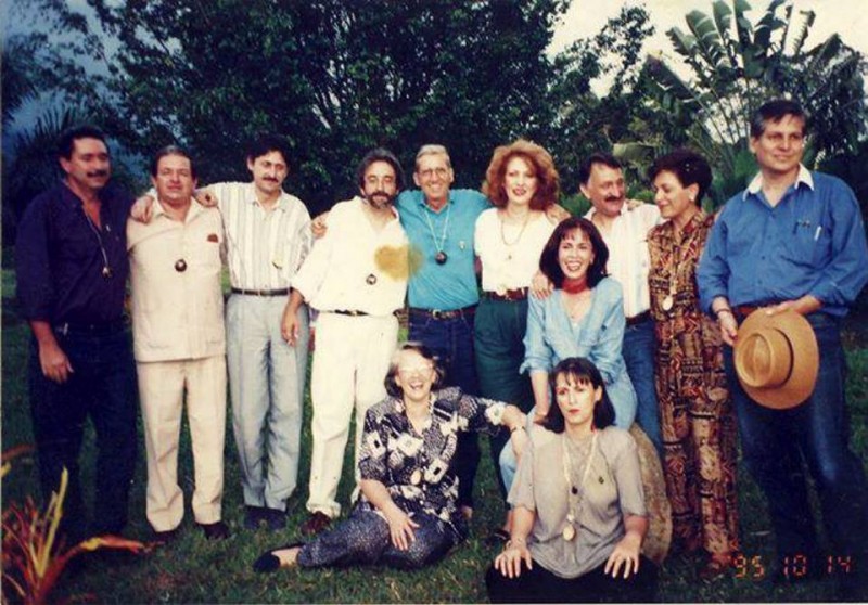 En esta foto apareceb de izquierda a derecha: Iván Ardila, Álvaro Plata, Walter Ardila, César Ardila, Carlos García, Luz Clemencia Arenas del Pino, Alejandro Gómez, Marta Helena Carvajal, Gerardo Arenas, Carmen Cecilia, Clara y Elisa Martínez