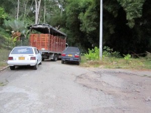 Se puede observar el camión y dos vehículos, además del deterioro del pavimento. - Suministrada / GENTE DE CABECERA