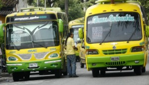 El estacionamiento breve de buses en la carrera 33 con calle 37 es constante. - César Flórez / GENTE DE CABECERA