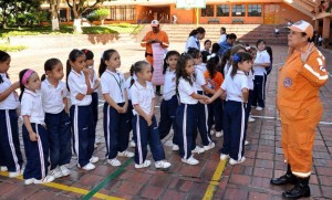 Con juegos, charlas y un simulacro las niñas de primero primaria atendieron la visita de la Defensa Civil. - Suministrada /GENTE DE CABECERA