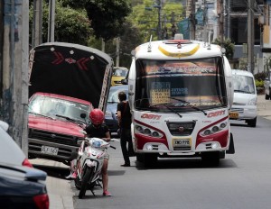 El estacionamiento en sitios prohibidos genera peligro para peatones, como en este caso en la carrera 36 con calle 52