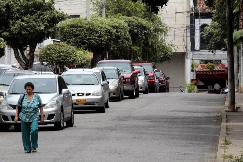 La mayoría de infracciones son por estacionar en sitios prohibidos o sobre la vía pública, como en este caso de la carrera 32 con calle 51