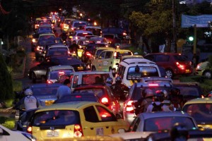 A la vida nocturna de la calle 52 entre carreras 35 y 33 se le suma el exagerado tráfico diario. - Nelson Díaz / GENTE DE CABECERA