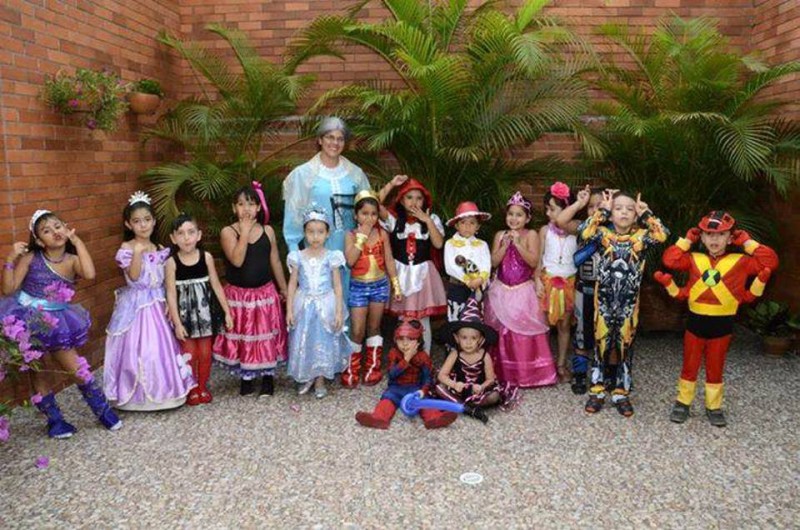 María Gabriela (vestida de Caperucita Roja) junto a sus compañeros de La Presentación y familiares. - Suministrada Manuel Reyes /GENTE DE CABECERA