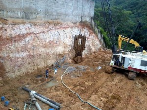 La firma adelanta también la construcción de la pantalla paralela al edificio Montearroyo, vecino de la obra. - Suministradas / GENTE DE CABECERA