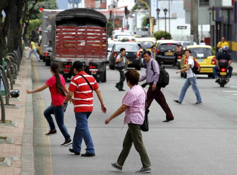 Los adultos mayores son quizá las personas que más dificultades enfrentan a la hora de cruzar la carrera 27, estando en el parque Turbay