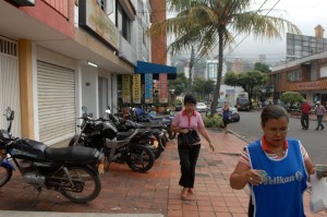 La calle 52 se ve siempre invadida de vehículos particulares, taxis y motos mal estacionados. - Archivo /GENTE DE CABECERA