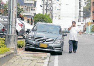 Una de las infracciones más comunes el mal parqueo de los vehículos