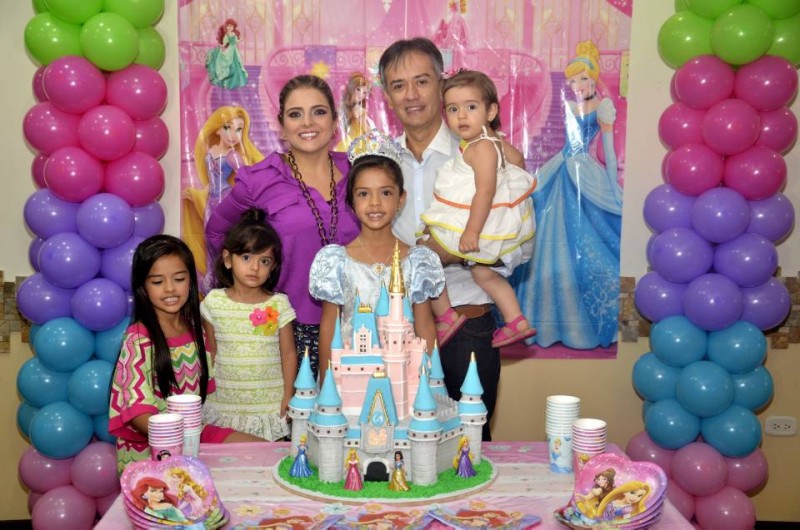 Nicolle Castilla junto a sus padres Elizabeth Rueda y Javier Castilla, y junto a sus hermanas Melanie, Phaula y Elizabeth. - Suministrada Manuel Reyes / GENTE DE CABCERA