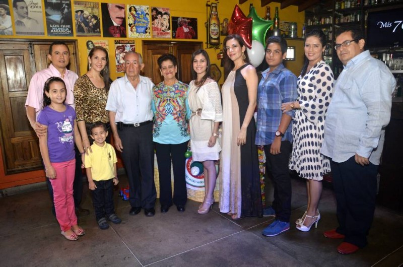 César Mariño, Ángela Reyes, Samuel Reyes, Rosa M. Camacho, Diana Reyes, Mercedes Reyes, Sebastián Reyes, Adriana Bárcenas, Manuel Reyes y los niños Catalina y Santiago Mariño. - Suministrada / GENTE DE CABECERA