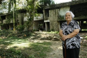 María Cristina Plata, su esposo y sus hijos vivieron en una de las casas de la carrera 40. De lo que algún día fue un proyecto habitacional aireado y tranquilo solo quedan algunas paredes rotas. - Fotos César Flórez / GENTE DE CABECERA