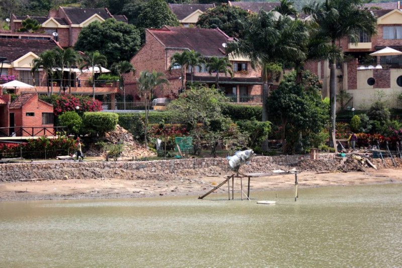 La escultura en forma de pez indica la altura y la cantidad de agua que estos días perdió el emblemático lago de Lagos del Cacique