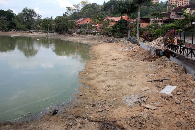 Este lago se surte de aguas lluvias, aguas nacientes y de una tubería de una pulgada que también riega parte de la Udes y que proviene de la quebrada del cementerio