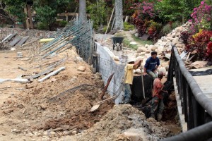 Con la construcción de los muros se espera corregir la erosión que estaba tomándose el terreno que rodea el lago.