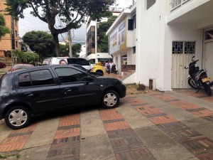 Una vez más los vecinos de Cabecera se quejan por la invasión de andenes. - Suministrada O. B. / GENTE DE CABECERA