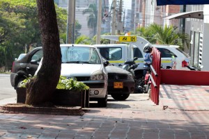 El paso peatonal se ve interrumpido por el estacionamiento de carros en la carrera 36 llegando a la calle 36 - Javier Gutiérrez / GENTE DE CABECERA