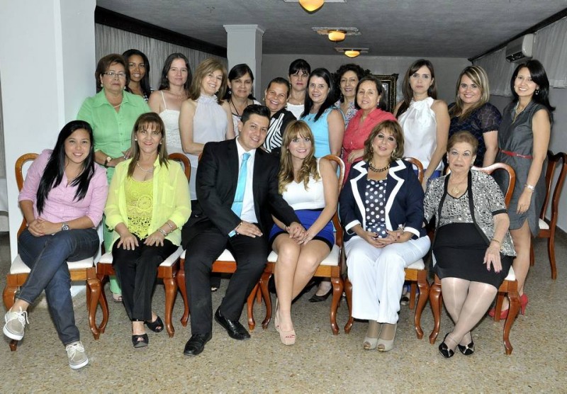 Sentadas: Ebe de Martínez, Stella Supelano de Contreras, Neide Fernanda Contreras Supelano, Diego Andrés Ortiz Vega, Marta Cecilia Vega Jiménez y Leonor Jiménez de Vega. De pie: Adriana Ortiz Vega, Cecilia Rojano Laborde, Edelmira Vega Parra, Lucy Agredo Acevedo, Libia Viviana de Díaz, Olga Lucía Dulcey, Bernarda Olejua, Lili Beltrán, Carolina Corredor, Mónica Carrillo, Carmenza Villabona, Hilda Patricia Supelano y Miriam Silva Pimiento. - Laura Herrera /GENTE DE CABECERA