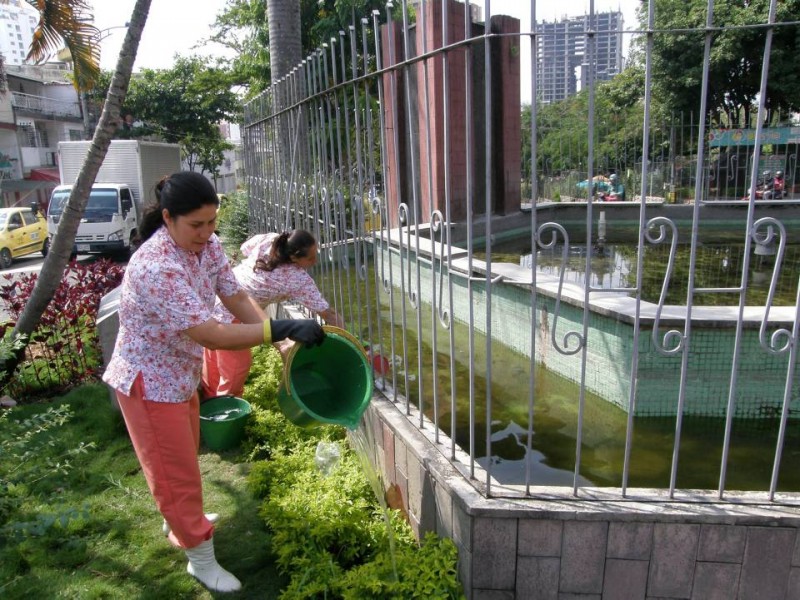 Las empleadas del Chicamocha Centro Empresarial  por estos días riegan las plantas con baldes. 