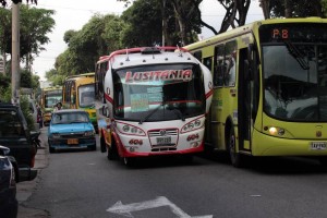 Hasta el bus de Metrolínea tuvo que hacer piruetas para poder continuar con su recorrido por la carrera 33, todo por cuenta de la buseta varada.  - Javier Gutiérrez / GENTE DE CABECERA