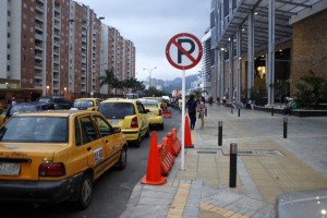 Una larga fila de taxis se hace sobre la carrera 33 A en el centro comercial Megamall. Incluso a veces lo hacen en doble fila, según denuncian algunas personas. - Archivo / GENTE DE CABECERA