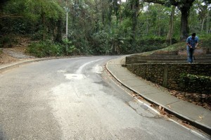 Tres huecos grandes en la carretera que de la avenida El Jardín conduce a Altos de Terrazas fueron tapados por los vecinos. - Fotos Jaime Del Río / GENTE DE CABECERA