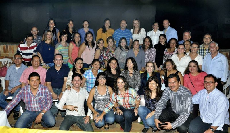 Jenny Delgado, Martha Salazar, Sonia Ortiz, Gladys Villarreal, Ernesto Moreno, Adriana Hernández, Gloria Villarreal y John Sotomonte. Segunda fila: Luis F. Rueda, Vidal Londoño, María F. Villamizar, Luz Franco, Fanny Tarazona, Sandra Ochoa, Clara Ramírez, Luz Cabeza, Laura Otero, Constanza Gómez, Elsa Camacho, Camila Moreno, Nancy Carrillo, José Hernández, Marta Rueda, Madeleine Ibáñez, Gloria Villamizar, Gerardo Moreno y Rafael Palacios. Sentados: William Miguel, William Aguilar, Jorge Villamizar, Gloria Hernández, Carmen Rodríguez, Nayibe Flórez, Mariela Rosas, Martha Gómez, Luz Navas y Martha García. Fila inferior: Milton Forero, Víctor Naranjo, Clara Olaya, Esperanza Pedraza, Adriana Romero, Ramón Meriño y Henry Ardila. - Laura Herrera /GENTE DE CABECERA