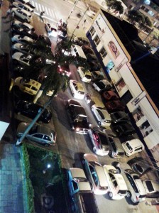 Residentes de la calle 34 entre carreras 27 y 28 piden más control por el ruido y la invasión de espacio público que genera un establecimiento vecino. - Suministrada / GENTE DE CABECERA