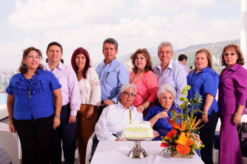 Liliana Calixto, Joaquín Calixto, Orlando Calixto, Olga Calixto, Javier Calixto, Luz Marina Calixto, Luis Carlos Calixto, Martha Calixto, Gloria Calixto, Carlos Julio Calixto Cely y su esposa Cecilia de Calixto. - Suministrada Manuel Reyes / GENTE DE CABECERA