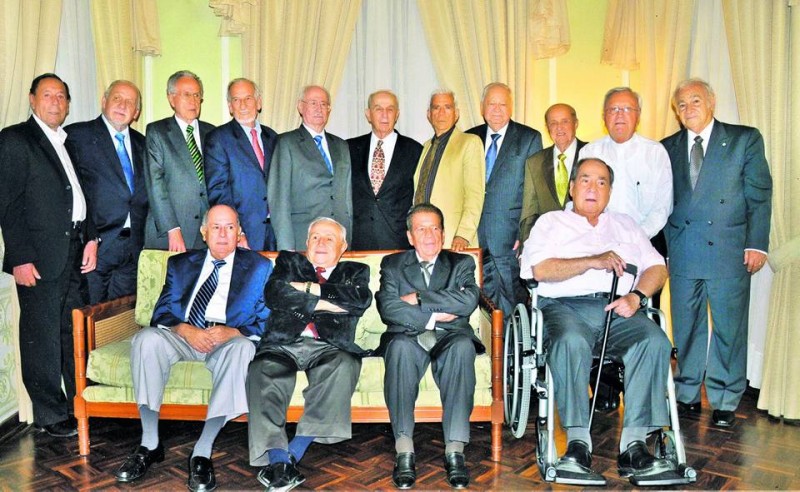 Luis Alfredo Pabón, David Puyana Silva, Álvaro Mendoza Ramírez, Jorge Reyes Duarte, José Barajas Soto, Roberto Cadena Durán, Alejandro Guzmán Gómez, Alfredo Carrizosa Gómez, Raúl García Arenas, Padre Donaldo Ortiz Lozano y Arturo Scheneider Uribe. Sentados: David González Castellanos, Norberto Soto Esteban, Ernesto Guzmán Gómez y Jaime Trillos Novoa. - Suministrada /GENTE DE CABECERA