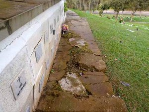 En esta imagen se evidencia la rotura del andén adyacente al muro de osarios. - Suministradas / GENTE DE CABECERA