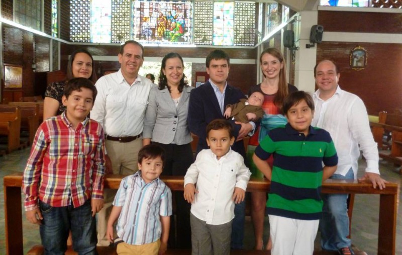 Nidia Parada Hernández, Nelson Gustavo Parra, Sandra Yaneth Parada, Jorge Andrés Parada, Cinthia Alexandra Gutiérrez, Gustavo Andrés Parra Parada (bebé), Juan Carlos Castro y los niños Andrés Felipe Parra, Carlos Julián Castro, Juan Manuel Parra y Juan Daniel Castro. - Suministrada /GENTE DE CABECERA