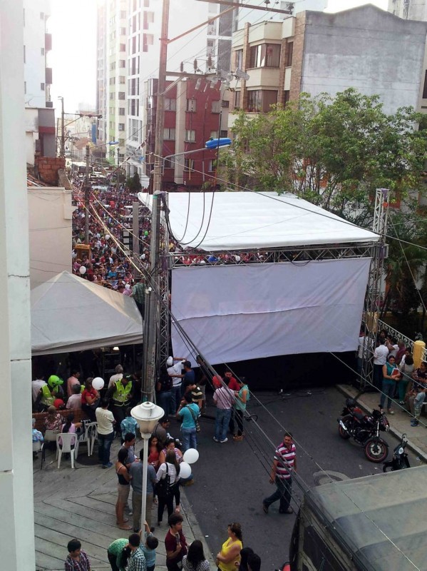 Suministrada /GENTE DE CABECERA Un lector de Gente nos envió esta fotografía sobre una manifestación política en la calle 37 con carrera 25. “Violó todos los límites de convivencia ciudadana y de respeto al espacio público” ¡Pobres los residentes del sector que no tuvieron un verdadero domingo de descanso!