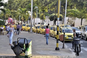 Una larga fila de taxis se hace sobre la carrera 33 A en el centro comercial Megamall. Incluso a veces lo hacen en doble fila, según denuncian algunas personas.