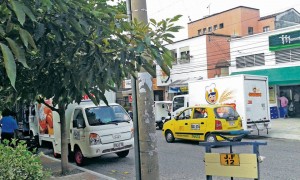 El estacionamiento de algunos vehículos de carga pesada tiene ‘en jaque’ a los residentes de la carrera 45, en La Floresta. - Suministradas /GENTE DE CABECERA