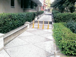 Los tubos estuvieron varios días en el sendero peatonal. - Suministrada / GENTE DE CABECERA