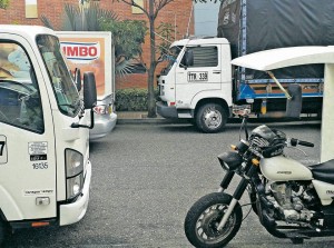 El ‘mal parqueo’ a lado y lado ocasiona trancones y con esto el desespero de conductores que lo manifiestan con el pito.