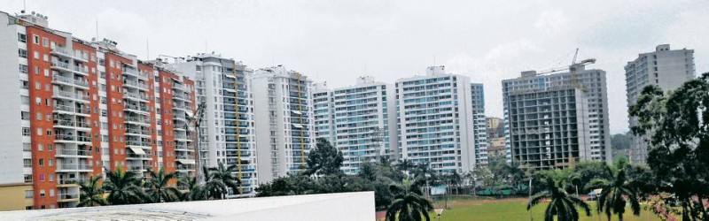 El estadio de atletismo está rodeado de majestuosos edificios de apartamentos, algunos aún en construcción