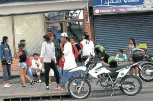 Hay dos policías los fines de semana vigilando el sitio, sin embargo no es mucho lo que se ha podido lograr para controlar la situación de la que tanto se quejan los vecinos.