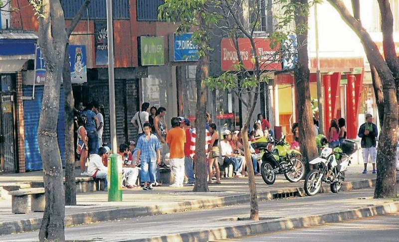 La imagen fue enviada por un residente del sector, quien dice que este es parte del panorama de los fines de semana en la carrera 33 entre calles 52 y 54.