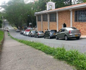 El trancón en la avenida El Jardín, llegando a la glorieta de Terrazas, es cada vez más grande en horas pico, denuncia alguien que transita a diario por la zona. - Suministrada / GENTE DE CABECERA