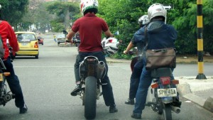 Con la fotografía el lector quiere poner en evidencia las irregularidades entre algunos motociclistas como el de la izquierda. - Suministrada /GENTE DE CABECERA